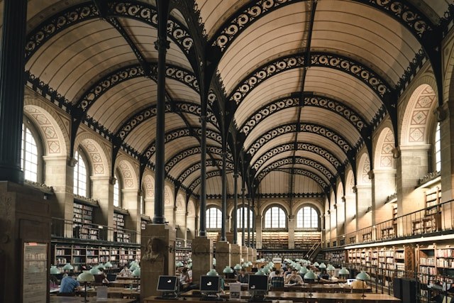 Intérieur du bâtiment en béton gris<br />
